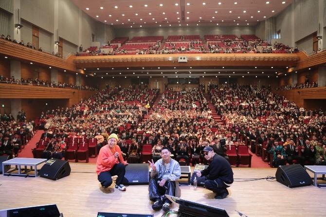 コロナ禍で入学式中止の卒業生に歌でエール　大学・保護者・同窓会が「思い出」プレゼント–広島国際大学