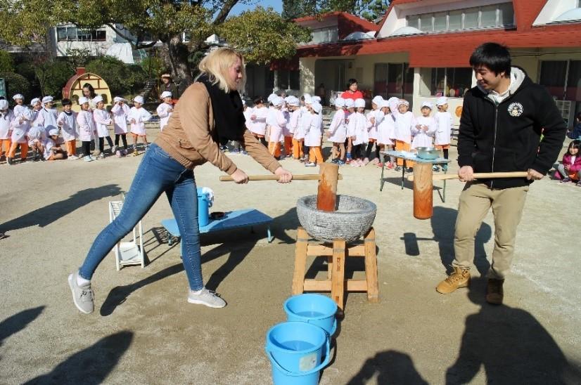◆関西大学留学生と幼稚園児によるお餅つき大会を開催◆ 正月を先取り！？12月にお餅をつこう！日本伝統文化で園児が留学生をおもてなし！～ オンライン学習で米国の大学の授業にも活用 ～