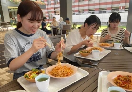 呉カレーやもみじ饅頭、学生考案メニューも　保護者組織が学生の学食提供価格を補助–広島国際大学