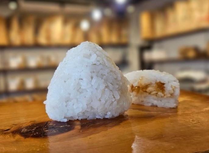 学生考案おむすび「うどん出汁ジュレ」が大阪・関西万博で販売決定！