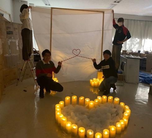 追手門学院大学の学生団体が梅田スカイビル「空中庭園」にバレンタインをテーマにしたLEDキャンドルオブジェを設置 — 大阪都心の高層ビルで企業とコラボしイベントに参加