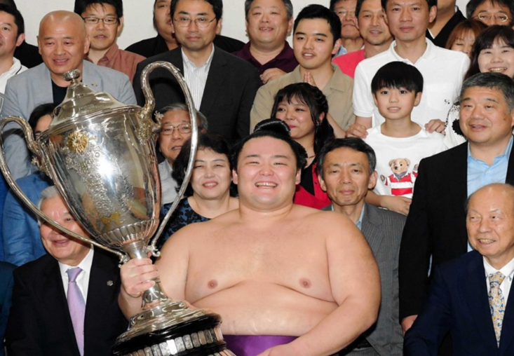 大相撲幕内初優勝_朝乃山英樹関_凱旋パレード_本学から近大マグロを贈呈