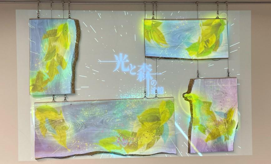 商業施設などの「テナント空き地」などにも展開可能！ ― 玉川大学と東洋メディアリンクスが産学連携で共創プロジェクト ― 学内間伐材を活用したスピーカー内蔵ウッドチェアー開発とプロジェクションマッピングの展示を開催