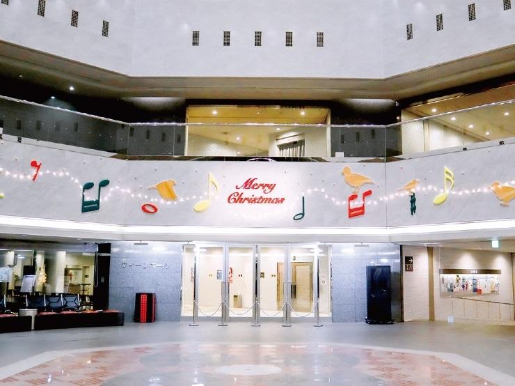 帝京平成大学メディア文化コースの学生が「府中の森芸術劇場 クリスマスデザインプロジェクト活動」を実施 — 学生らがデザインしたディスプレイを設置