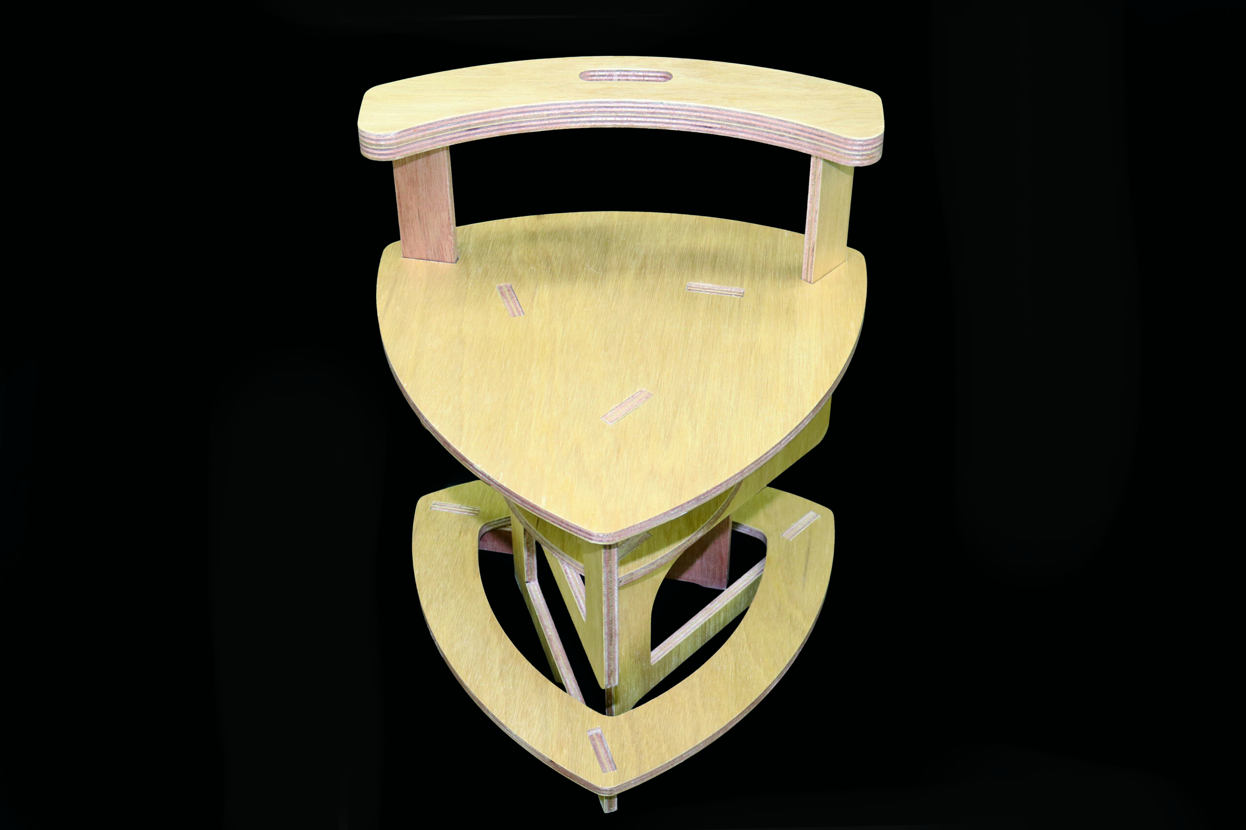 大阪成蹊大学 芸術学部学生の作品が「全国合板1枚・作品コンペ」でグランプリ（林野庁長官賞）を受賞