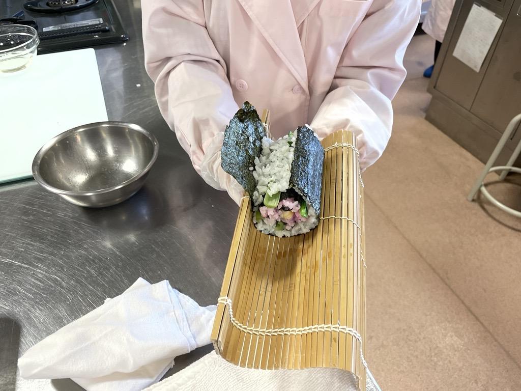 川村学園女子大学 — 我孫子市立第一小学校の創立150周年記念行事で生活文化学科の学生がにこにこ学級の取り組みを応援します