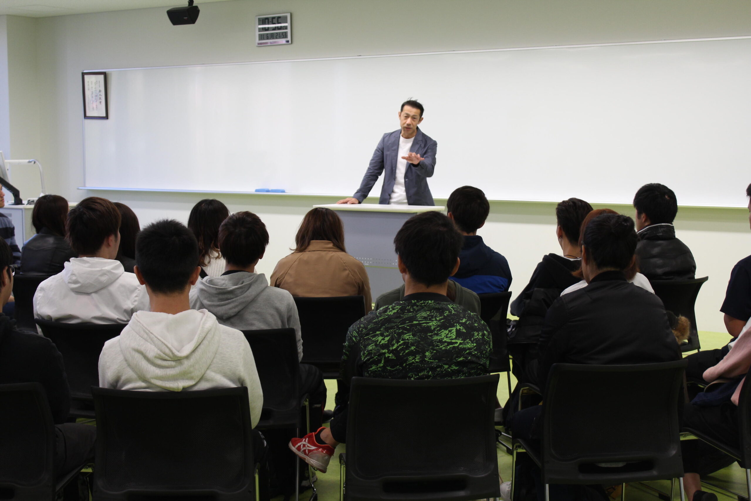 タレントの森脇健児氏を招いて「プロとして今できることを考える」をテーマに仕事へのモチベーション維持の仕方など語る講演会を11月14日に開催 — 大阪国際大学