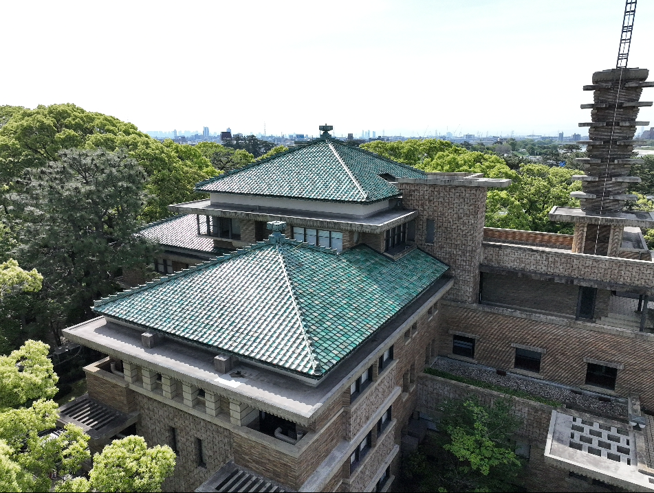 大規模修復が進む武庫川女子大学甲子園会館で  東棟の屋根瓦の葺き替えが完了。  竣工当時の色彩がよみがえりました。