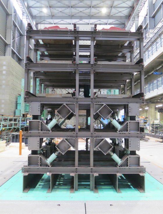 東京都市大学と東急建設の研究チームが高減衰制震構造システムの実証実験を実施 — 免震と制震のハイブリッド構造の実用化に目途