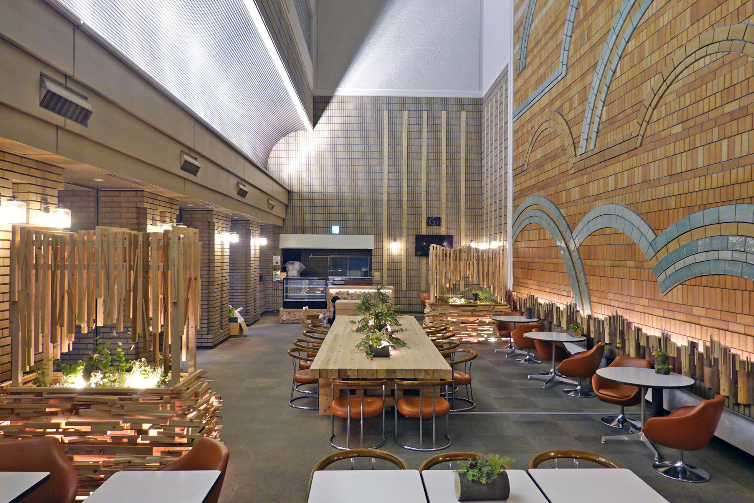 駒沢女子大学の産学連携課題「コマジョデコール2023」が完成、12月1日にリニューアルお披露目会を実施 — 学生が廃材を再活用して喫茶スペースをリニューアル