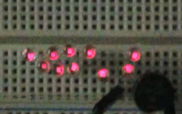 関西大学が、従来の100倍以上の発電量を有する摩擦発電機を開発。ビーコン信号の発信による位置情報やスマートフォンなどのバッテリー充電も可能！～ たった1歩でLED10個以上が点灯！靴のインソールで0.6mW/ステップの発電量 ～