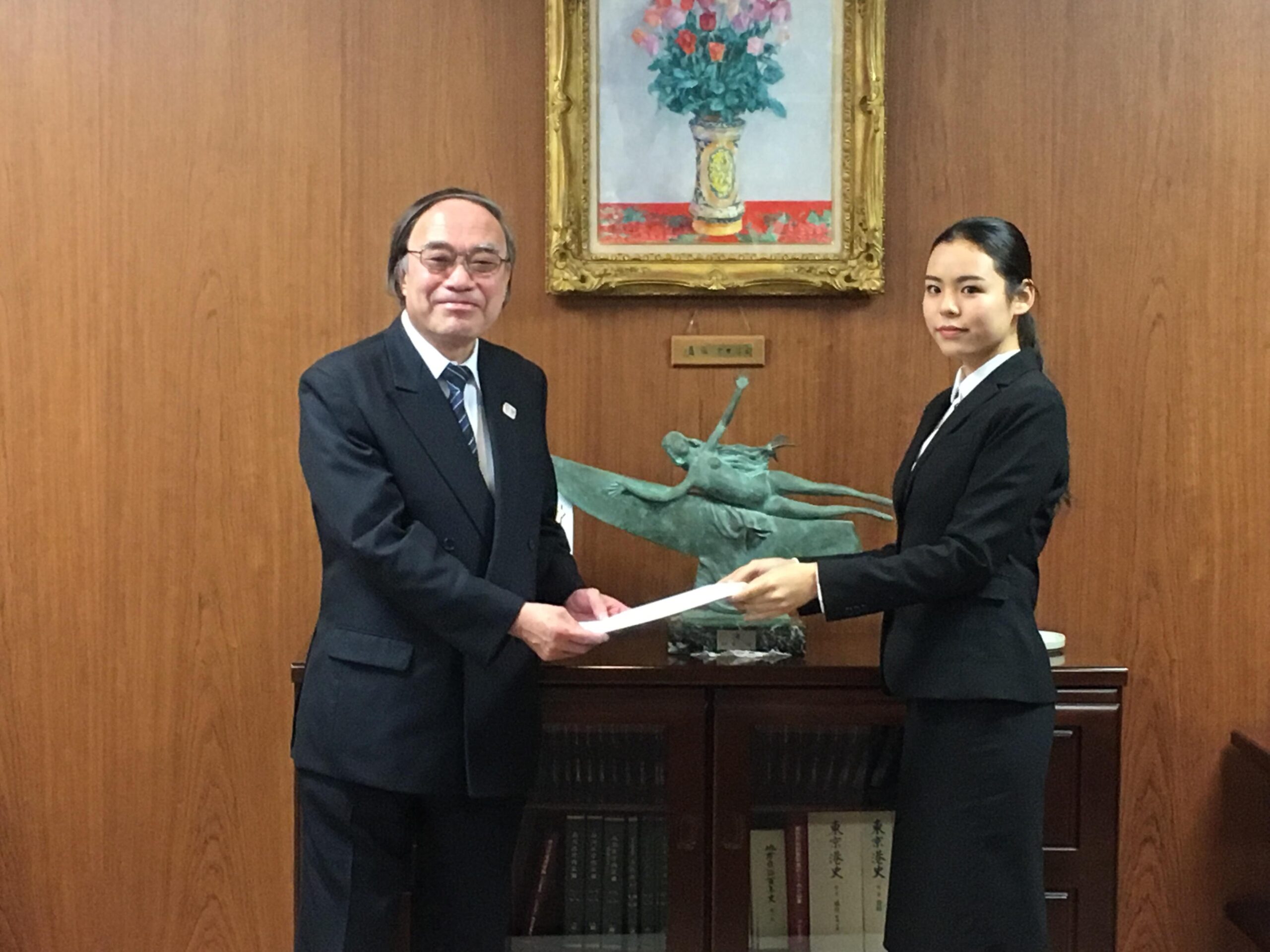 清泉女子大学地球市民学科の学生が品川区長に「提案書」を提出 — 同区との連携授業で1年間取り組んだ「お宝再発見」の成果