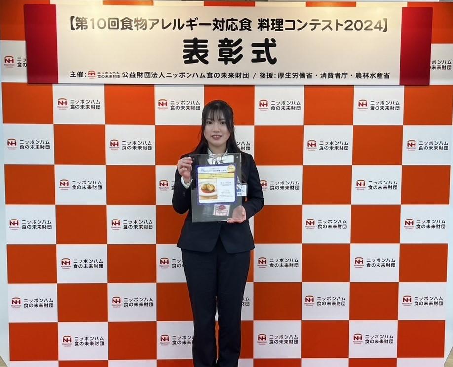 実践女子大学の学生が、食物アレルギー対応食の料理コンテストで優秀賞を受賞。大豆フレーク、ライスペーパーを使うアイデアで、カリカリ、モチモチ食感のクリームコロッケを作りました。