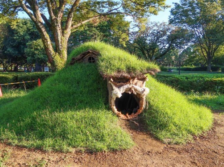 工学院大学建築学部生が江戸東京たてもの園「復元縄文住居」を制作 — 特別展「縄文2021 — 縄文のくらしとたてもの –」で公開