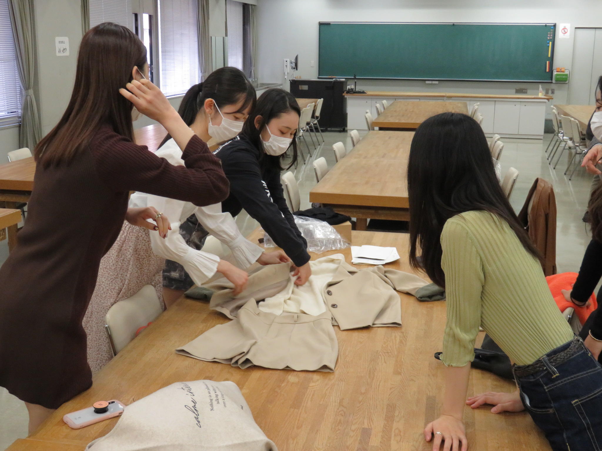 大妻女子大学家政学部被服学科ファッションビジネス研究室がファッションブランド「m_r tokyo（マール トウキョウ）」を発足 — 国内縫製メーカーとコラボ