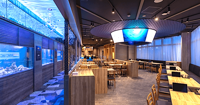 「近畿大学水産研究所　大阪・関西万博　ウォータープラザ店」オープン初日の4月13日に、学長がじきじきにお客様をお出迎え！