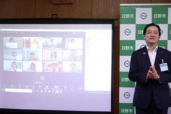 実践女子大OGの地域貢献に、大坪日野市長から感謝状！「地区センター図鑑」や街歩き…、学生時代の活動を高く評価。7月28日（火）午前、日野市役所でZOOM贈呈式が行われました！