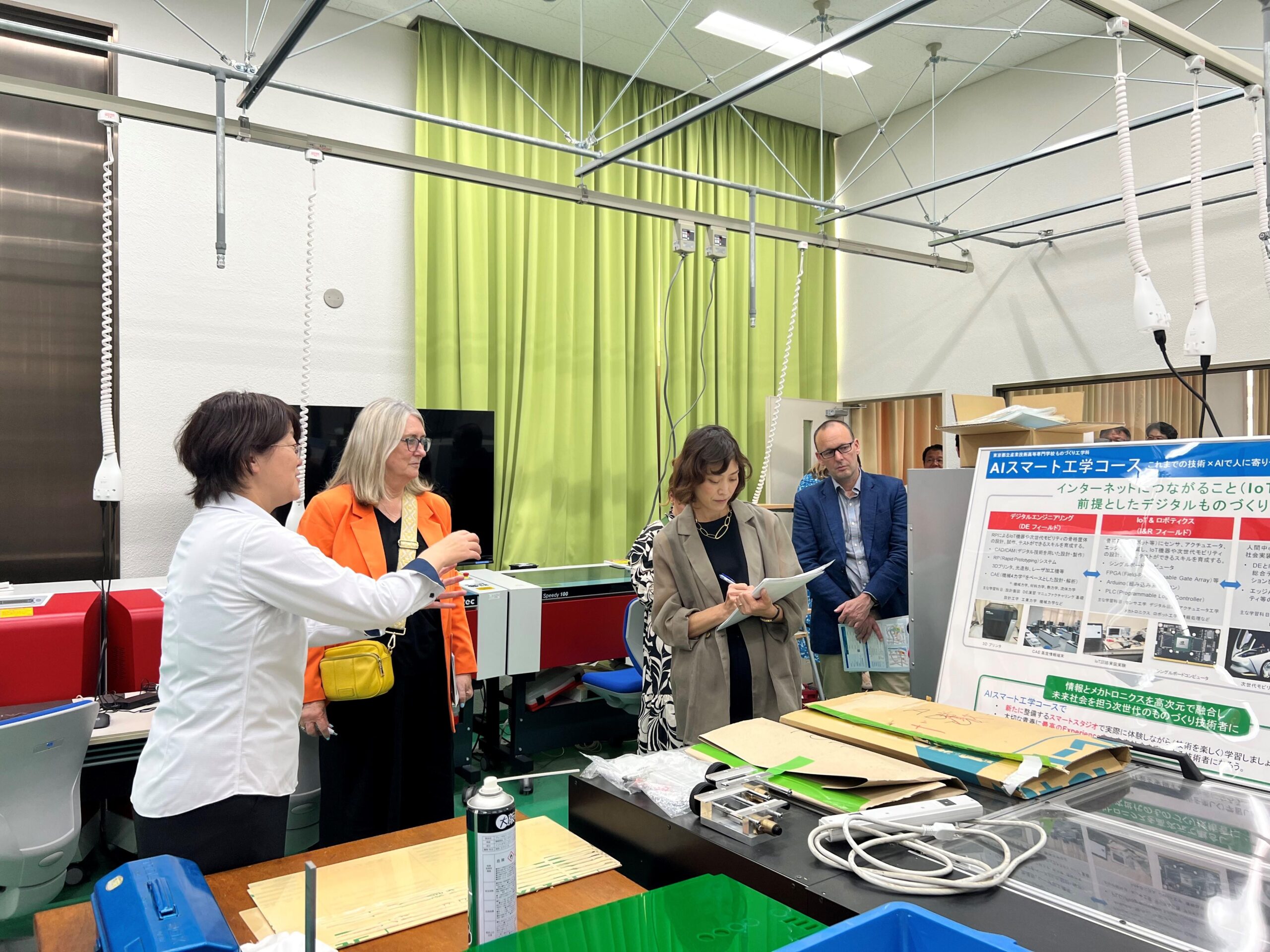 【東京都立産業技術高等専門学校】ジャッキー・スミス英国技能大臣（高等教育、技能担当）が東京都立産業技術高専を視察訪問　日本の技術者育成の現場として、AIスマートスタジオ（AIスマート工学コース）等を視察