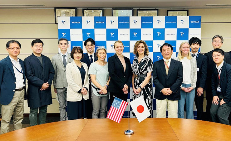 帝京平成大学で米国・レジス大学とイーロン大学の理学療法学科の教員による特別講義を実施 ― 健康メディカル学部理学療法学科の学生らが聴講