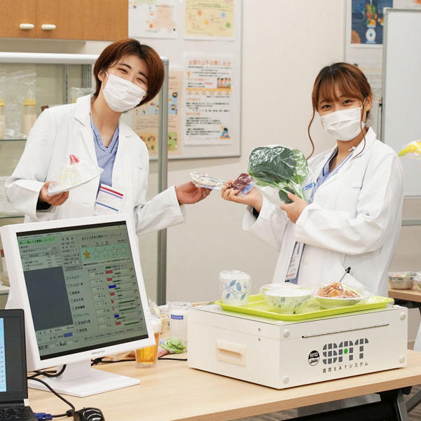 医療の学びを生かして — あべのハルカス近鉄本店「ココロとカラダの健康フェア」に出展 — 健康・栄養バランスの無料測定体験、健康時短レシピのLIVE配信【甲南女子大学】