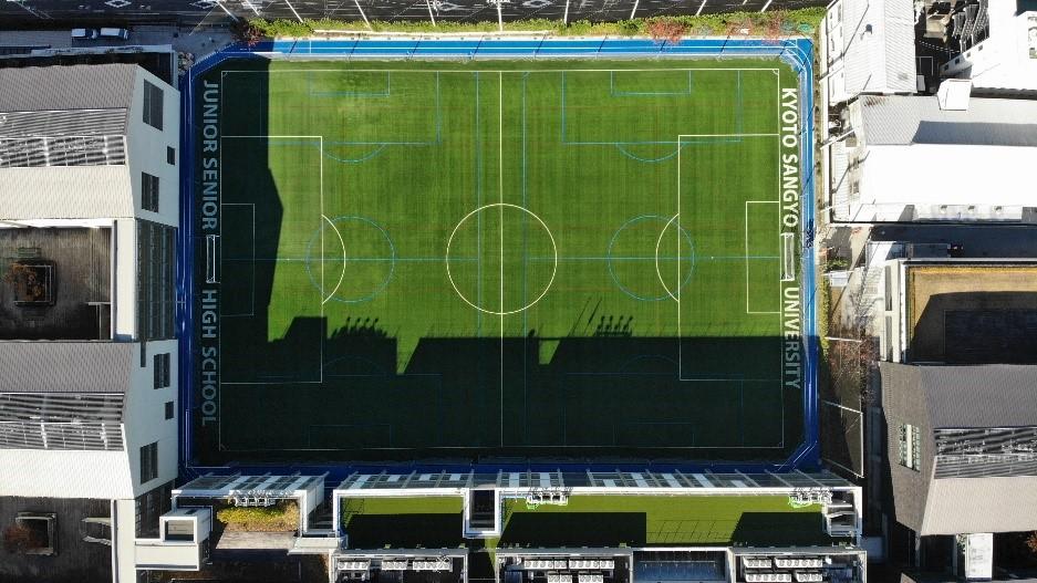 カーボンニュートラルの実現に向けて — 附属中学校・高等学校の校舎屋上を人工芝化し環境負荷を軽減する取り組みを開始