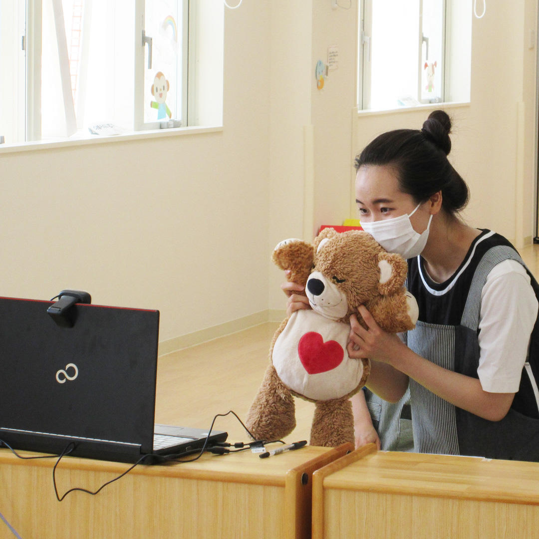 甲南女子大学の親子支援施設が、自宅から電話で相談できる「おうちDeひろば」と、オンラインで保育士と絵本などを楽しめる「Zoomでひろば」を実施中 — 緊急事態宣言発令に伴う閉室時の無料サービス