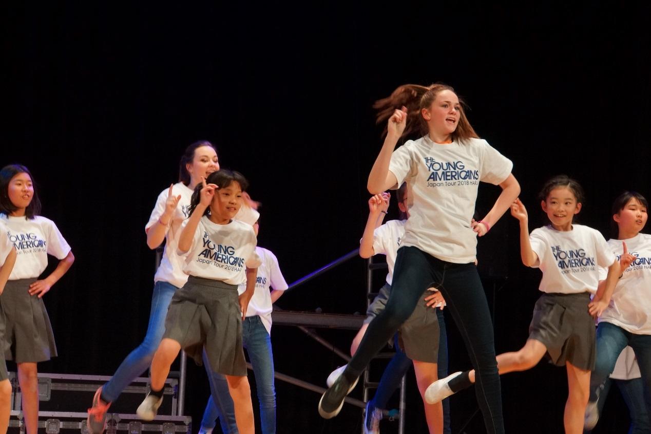 明星学苑が2月19～21日に、音楽と英語を通じて勇気を与えるパフォーマンス「ヤングアメリカンズ」を自校開催 — 小学生から高校生までが熱のこもった舞台を創作。2月23～25日には府中市内の地域開催も
