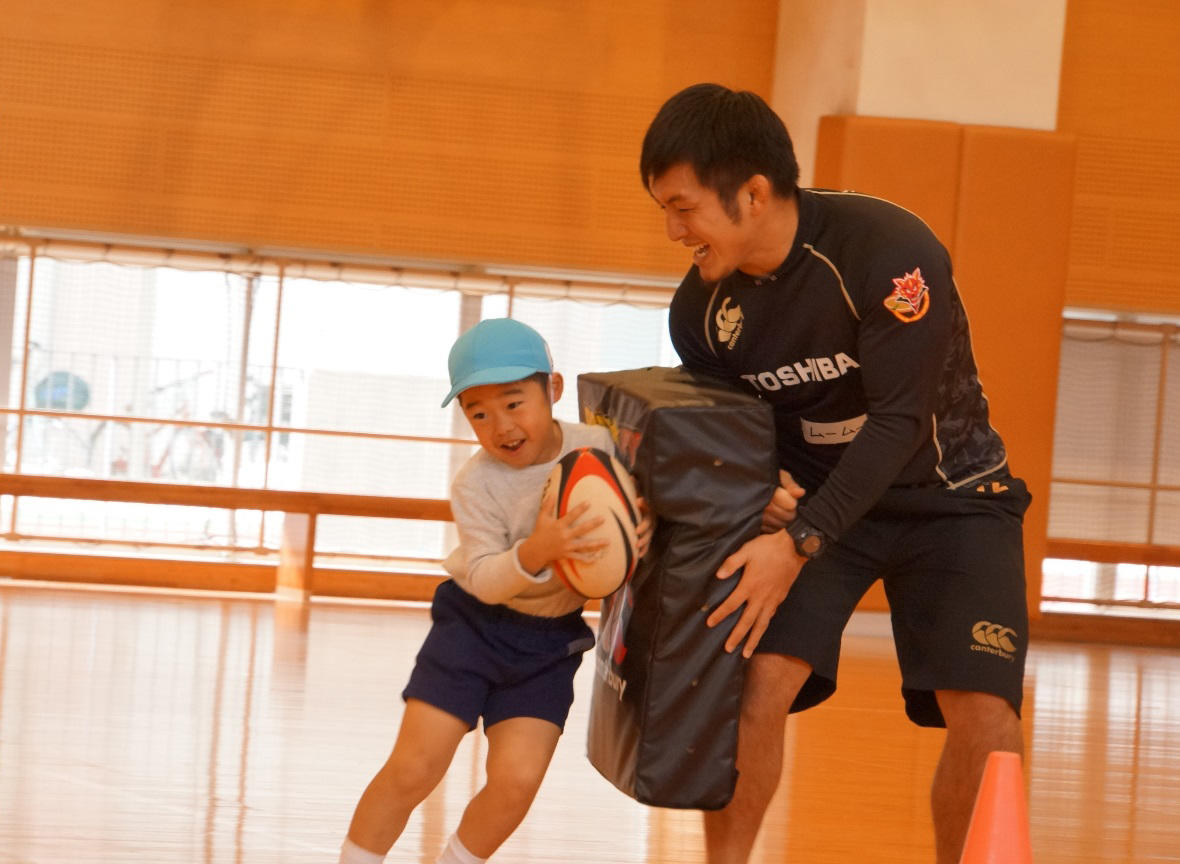 明星幼稚園が東芝ラグビー部の現役選手を招き、ラグビー体験イベントを実施 — 「ラグビーのまち府中」における地域連携活動