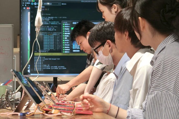 【京都橘大学】プログラミングでSNSとつながるロボット教室 ～AIの第一人者松原 仁教授から学ぶ情報工学の面白さ～