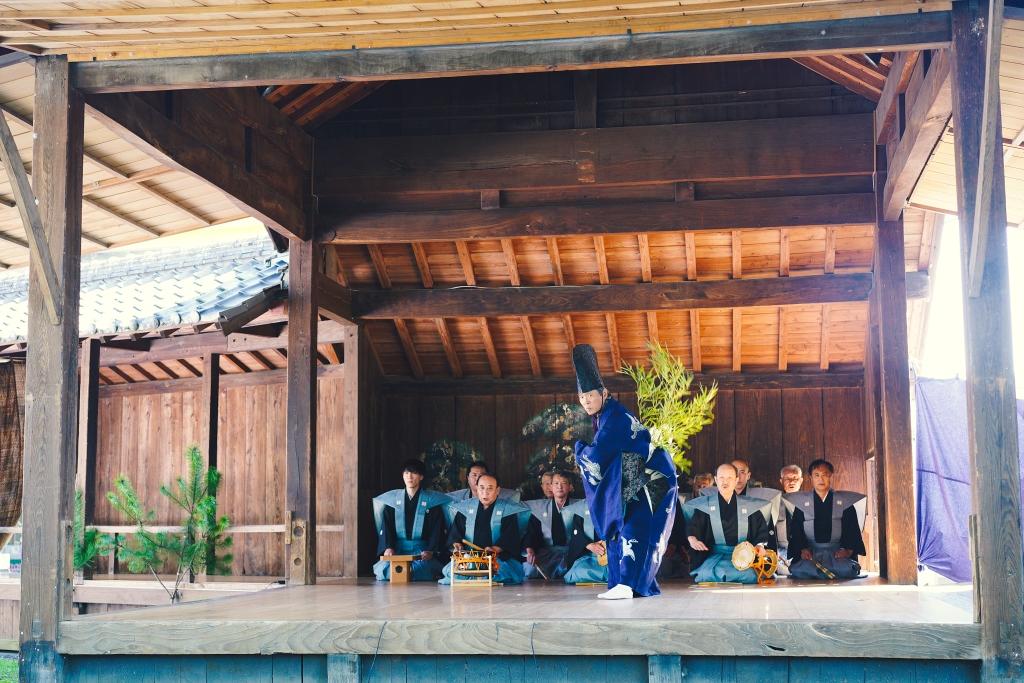 崇城大学 からくり研究会の学生が熊本県菊池市長に報告 — 県指定重要文化財　「菊池松囃子能場」　の開閉補助機