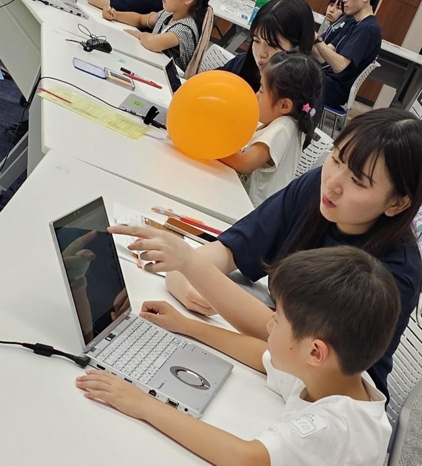 【産業能率大学】モノづくり日本会議・日刊工業新聞社主催「モノづくり体感スタジアム2025」にて情報マネジメント学部北川ゼミが小学生向けプログラミングワークショップを開催