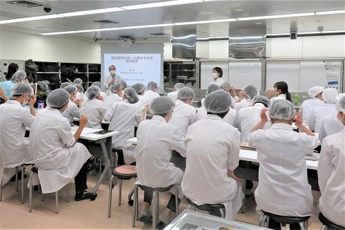 大妻女子大学が東京歯科大学と合同で栄養学と歯科臨床の多職種連携を学ぶ授業を対面で実施 — 「摂食嚥下機能に応じた栄養食事管理」をテーマに