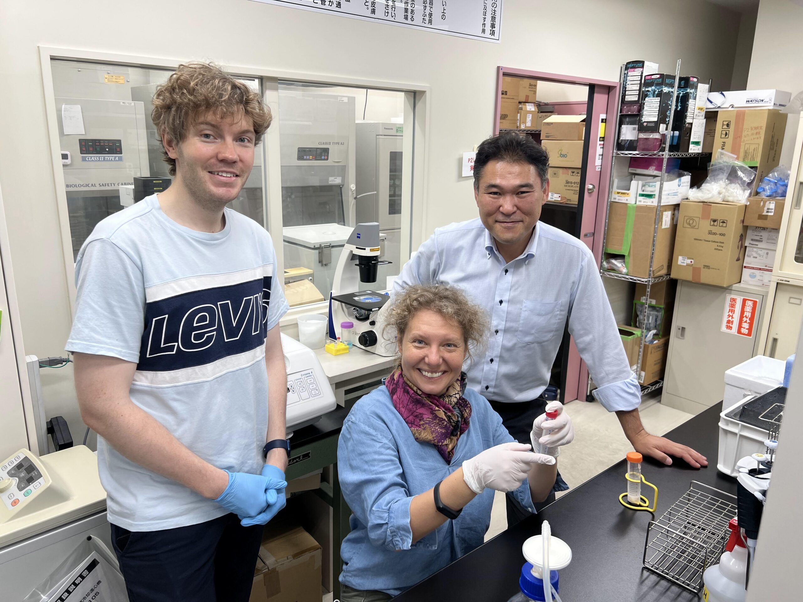 弘前大学がウクライナ人研究者を研修生として受け入れ — 染色体異常解析研修の成果を学長に報告