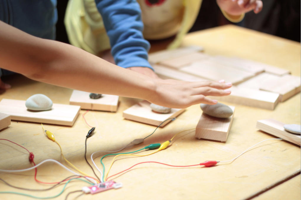 湘南工科大学が第18回「かながわサイエンスサマー2018」に参加 — 久世祥三准教授と学生たちが8月28日に体験教室「石の楽器をつくろう」を開催