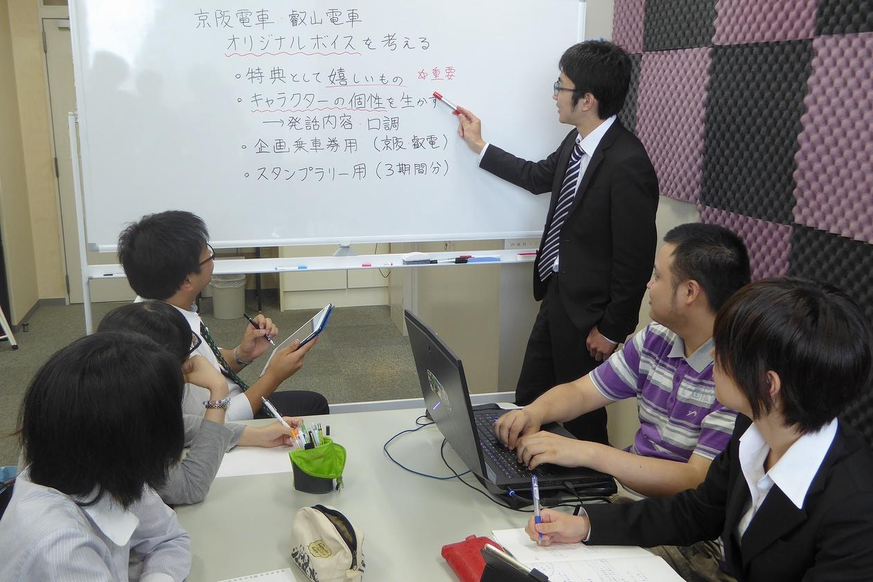 共栄大学国際経営学部の伊藤ゼミが京阪電車・叡山電車と産学連携 — アニメ『京都寺町三条のホームズ』とのコラボ企画に協力