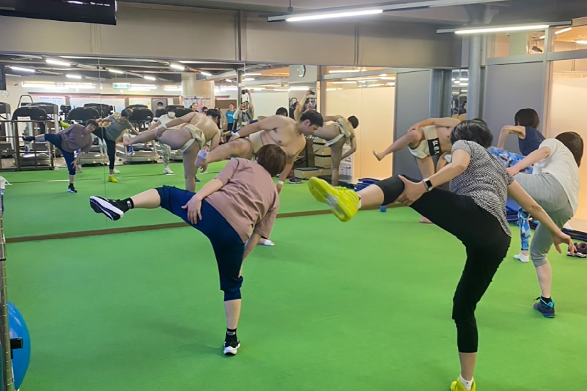 弘前大学相撲部がセントラルフィットネスクラブ弘前でエクササイズ教室を開催 ― クラブ会員や市民らが「四股」を取り入れたエクササイズを楽しむ