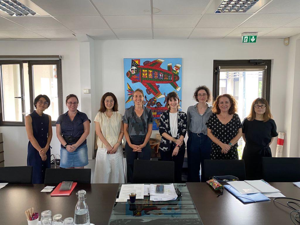 白百合女子大学がニューカレドニア大学との協力に関する合意書を締結 — 2024年度はフランス語フランス文学科1年次生全員が交流授業に参加。本交流に関連し、2年次生全員がニューカレドニアの中学・高校の生徒と文通。