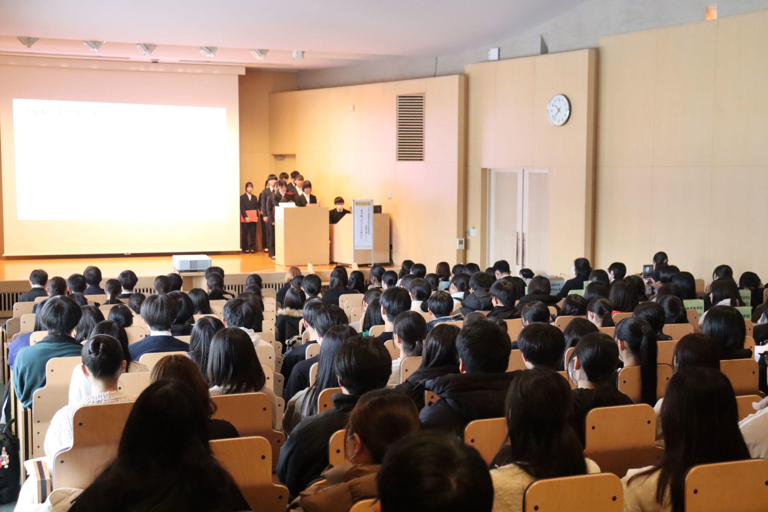 長野大学が12月24日に上田千曲高等学校と「高大連携課題研究発表会」を開催 ― 社会福祉学部の学生と生活福祉科の生徒がそれぞれ学びの成果を発表