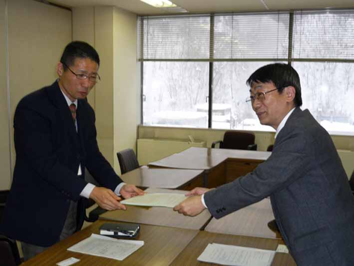 夕張市と法政大学学生センターが協力協定を調印