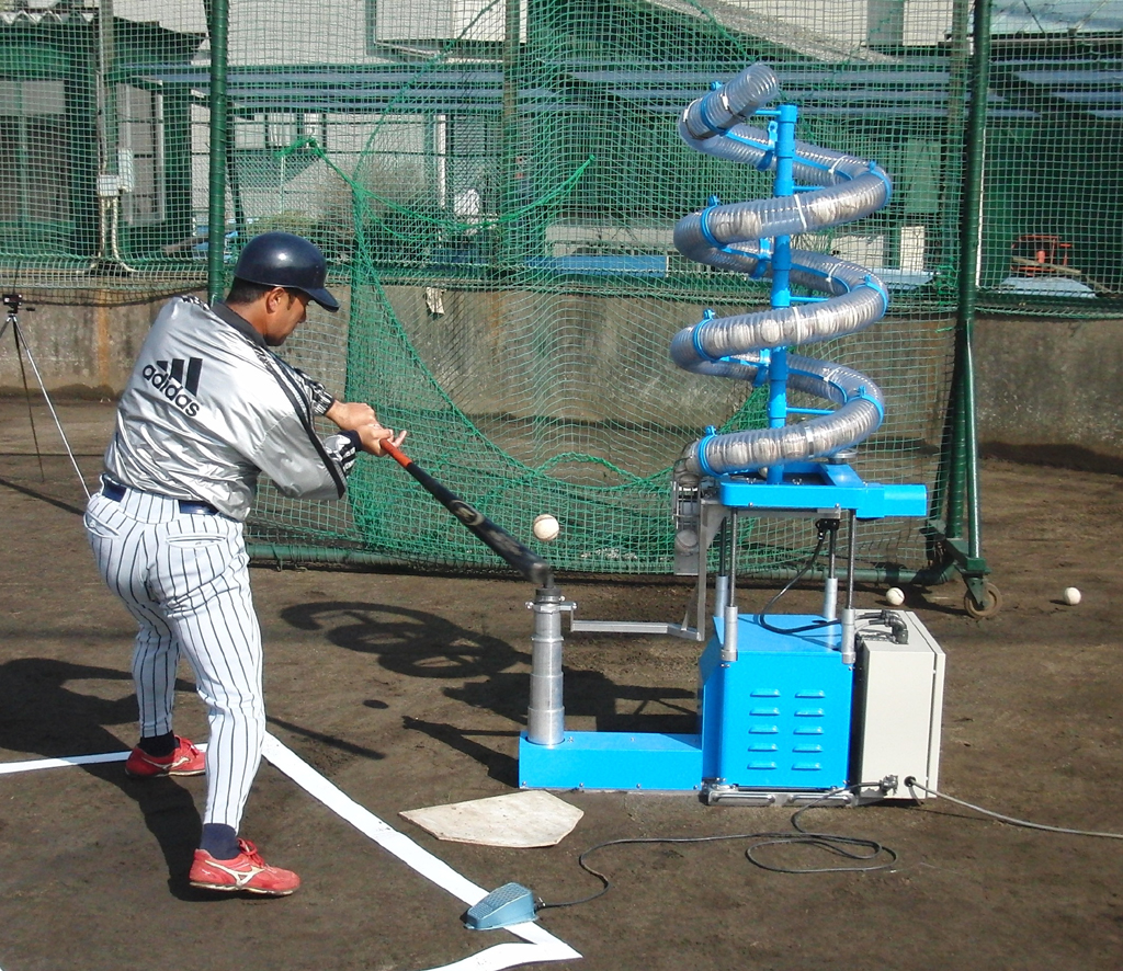 世界初！“空中浮遊”するボールを打つティーバッティングマシン“Jet Hitter”～明治大学と企業が共同開発、プロも絶賛