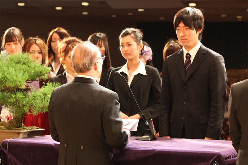 神田外語グループ・神田外語学院卒業式で、ＴＯＥＩＣ　８００点以上取得の６３名に奨学金を授与