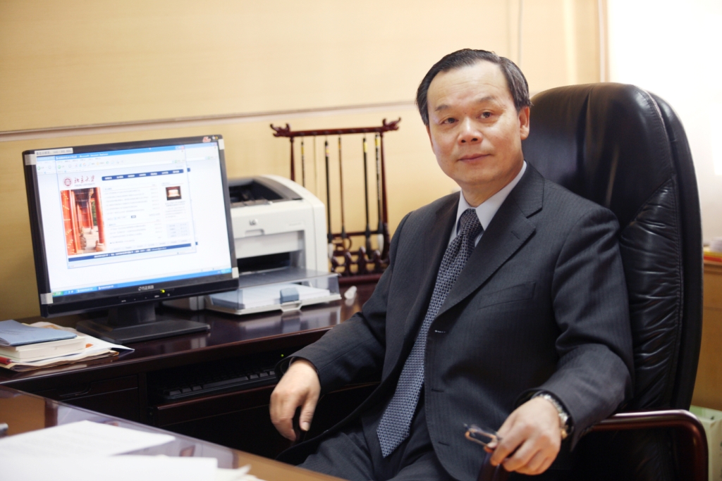 明治大学が北京大学・周其鳳学長に名誉博士号を授与　～４月２日、「グローバル化時代の人材育成」をテーマに講演～