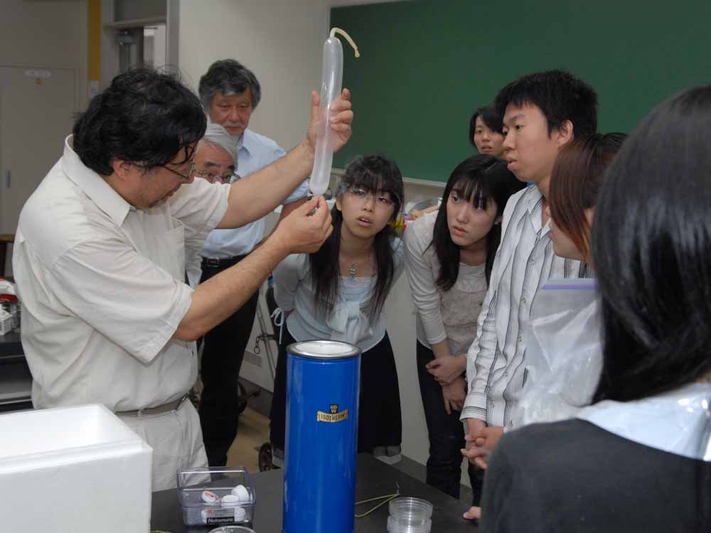 文系の学生が改めて楽しむ理科実験　──法政大学自然科学センターのサイエンスコミュニケーション活動