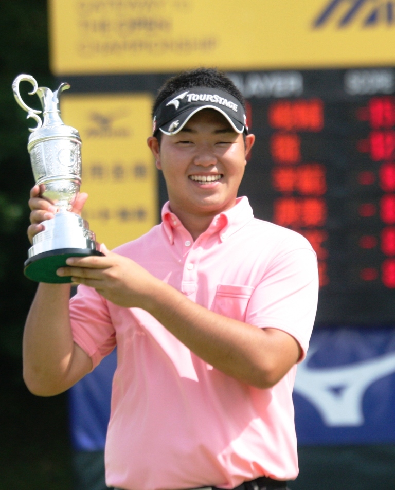 石川遼選手の高校時代の先輩　明治大学ゴルフ部・薗田峻輔選手が男子プロゴルフツアーで初優勝！