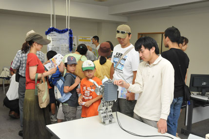 夏休みイベント「触れてみよう！脳とロボット」を開催――玉川大学