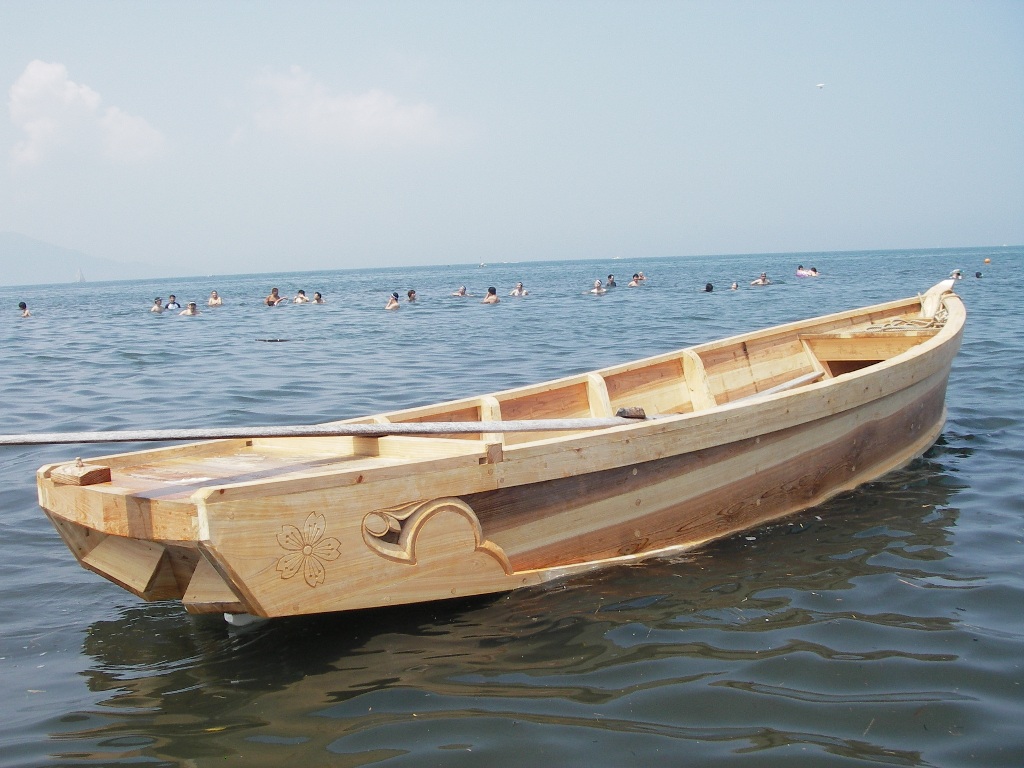 学習院、伝統の「沼津海浜教育」のための木造和船を新造し、進水式を行う