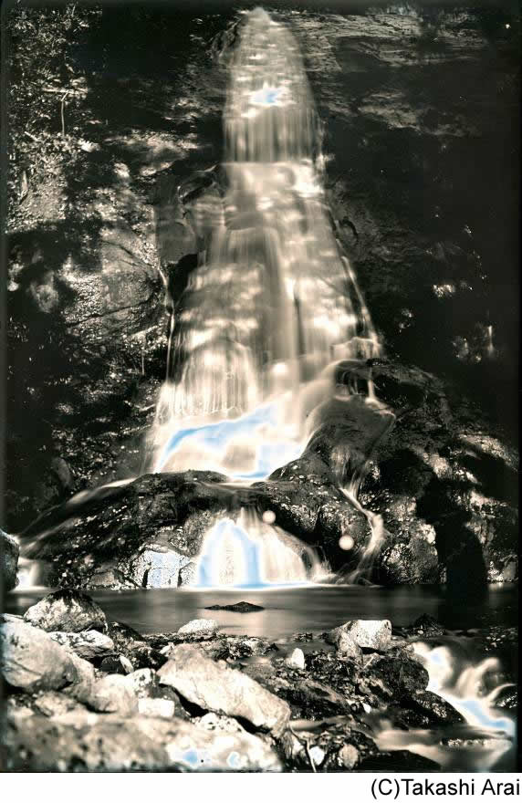 明治大学が世界最初の実用的写真技法・ダゲレオタイプを今も用いる写真家、新井卓氏の写真展『光、礫、水』を１月１４日から開催