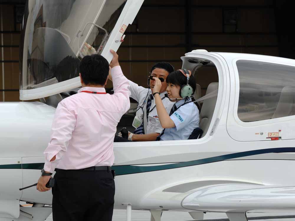 航空操縦学専修の学生が初の飛行実習──法政大学