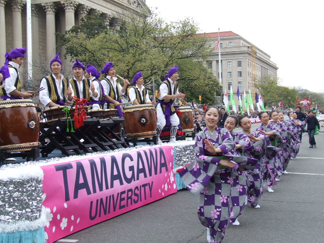 芸術学部生　アメリカ「桜祭り」で和太鼓と民俗舞踊を披露