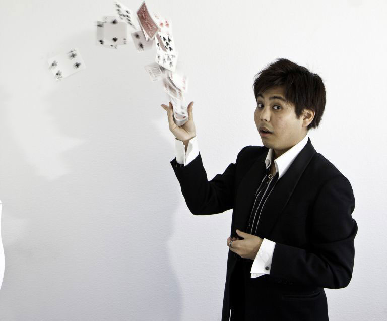 明治大学の震災ボランティア学生が企画・運営――7月10日に岩手県大船渡市の避難所で「マジックショー」を開催